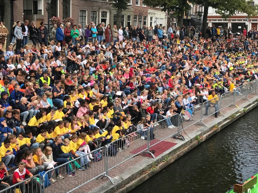 Foto van kinderen die luisteren naar het lingehavenconcert