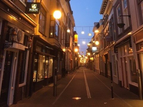 Foto van de Langendijk in de avond met verlichting aan.