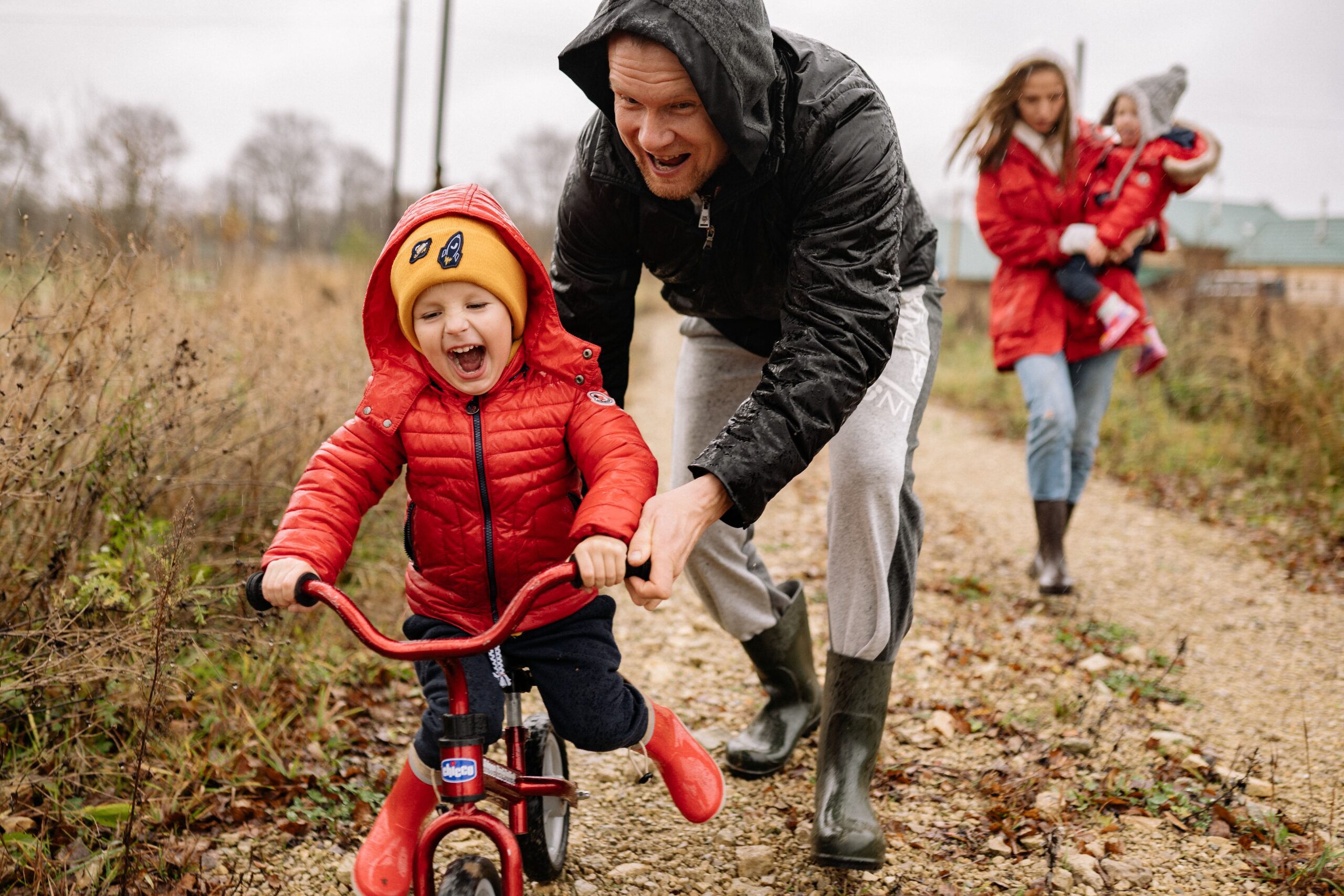 Foto van vader met fietsend kindje