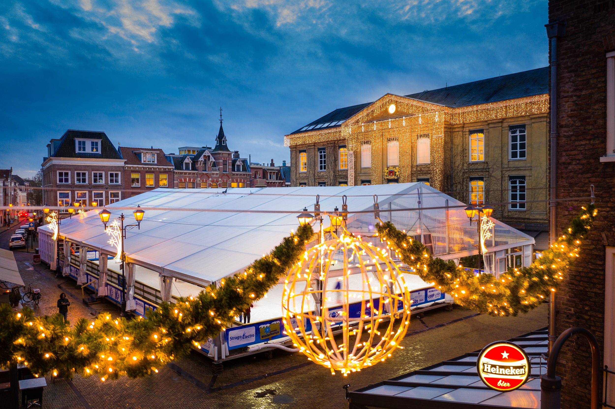 Foto van een overkapping van het schaatsen en kerstverlichting