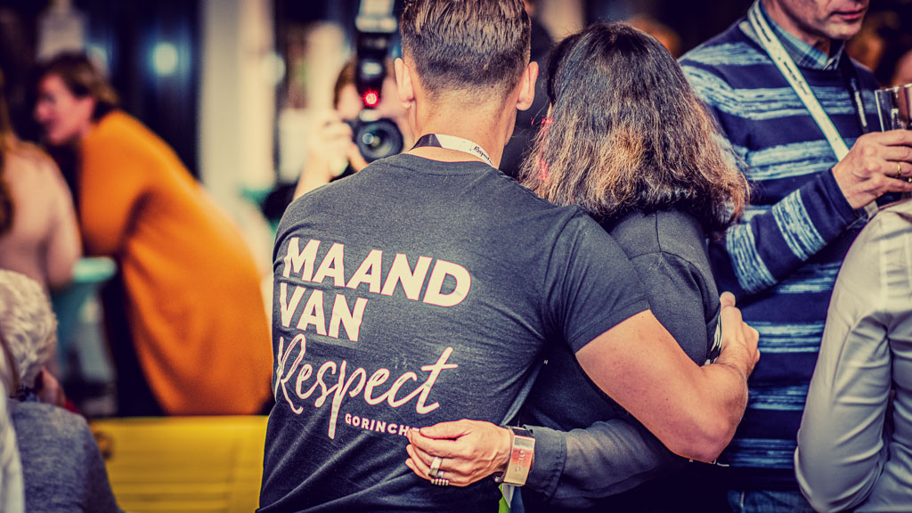 Foto van man met t-shirt aan van Maand van Respect