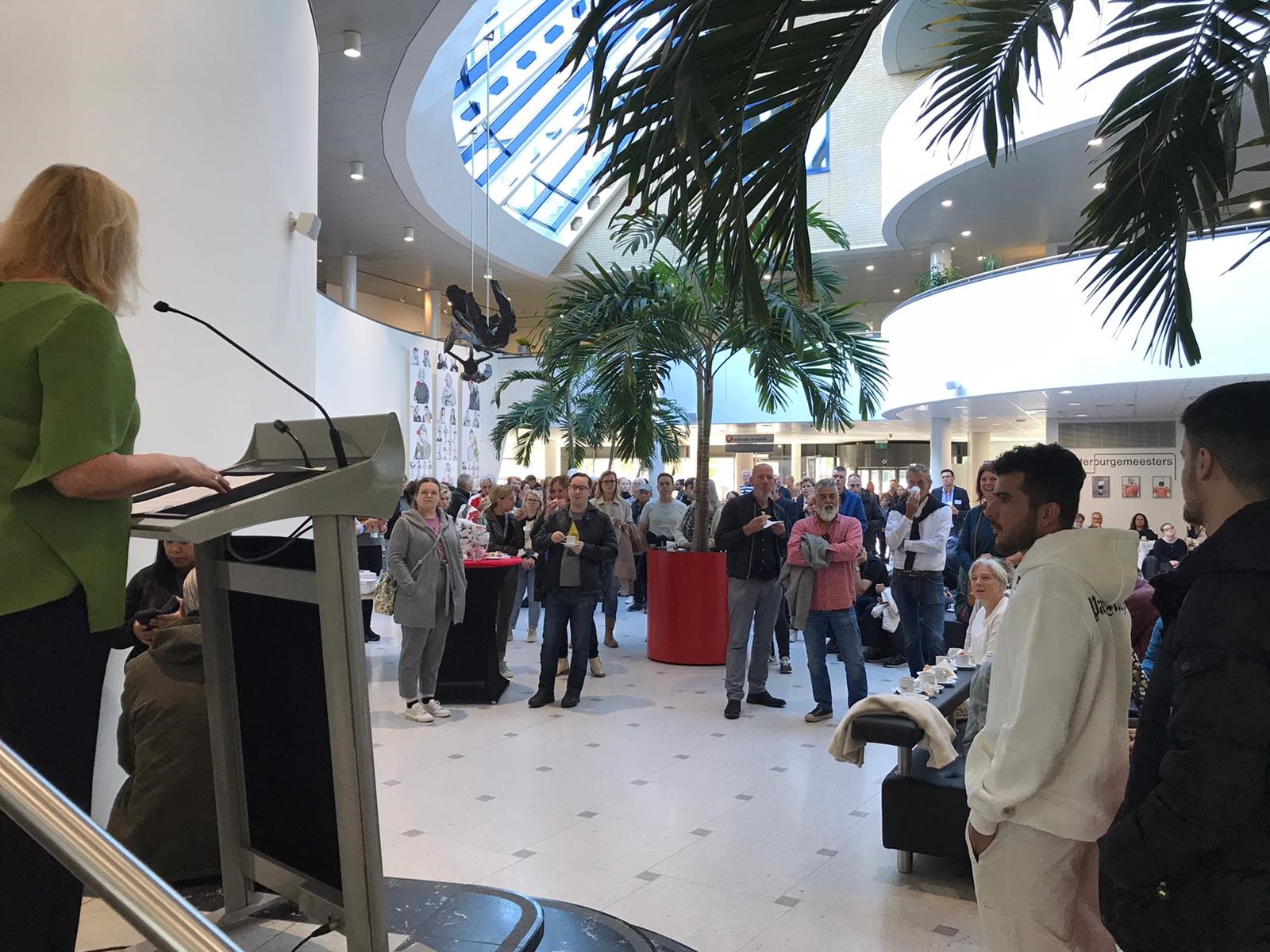 Foto van Nieuwkomersdag en bezoekers in het stadhuis