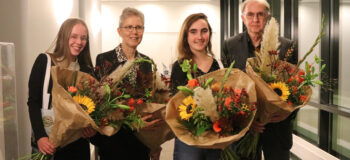 Foto van vier prijswinnaars van de Gorcumse Literatuur Prijs met bloemen
