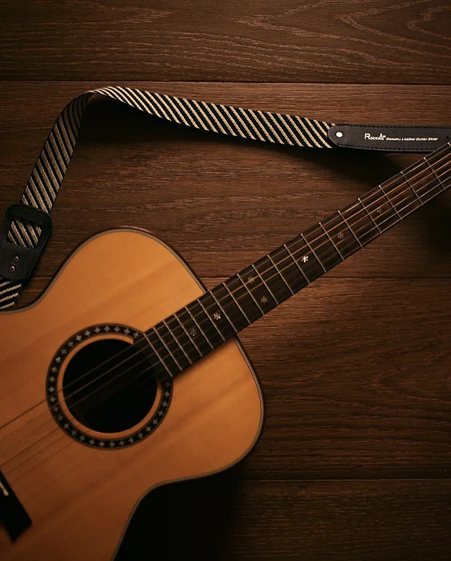 Foto van gitaar die op een tafel ligt