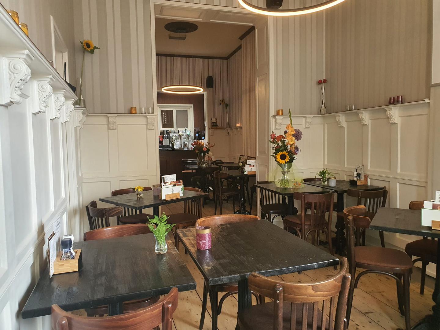 Foto van het interieur van een leeg restaurant