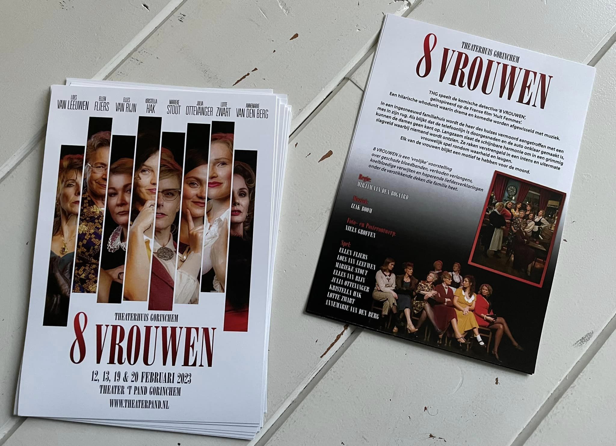 Foto van een poster van theater voorstelling van 8 vrouwen