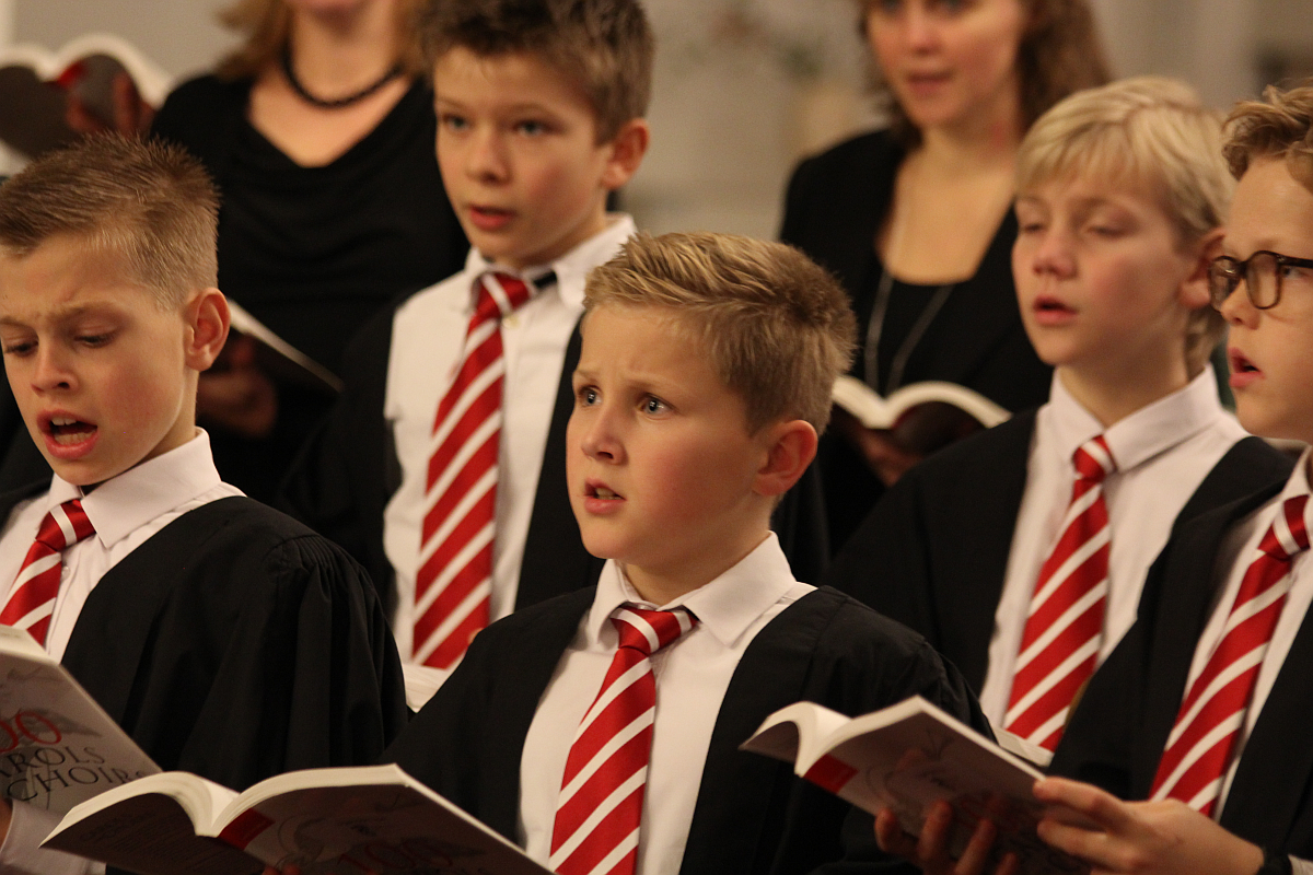 Foto van jongens die zingen in het koor