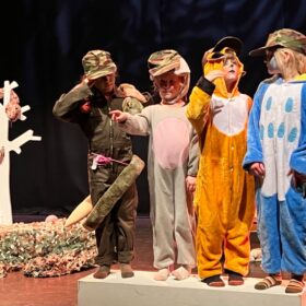 Foto van kinderen die een voorstelling hebben