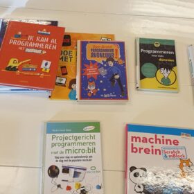 Foto van verschillende boeken die gaan over programmeren van kinderen
