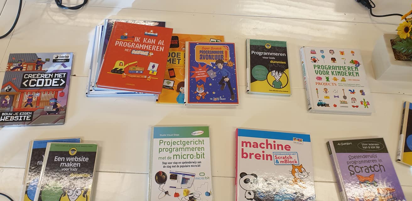 Foto van verschillende boeken die gaan over programmeren van kinderen
