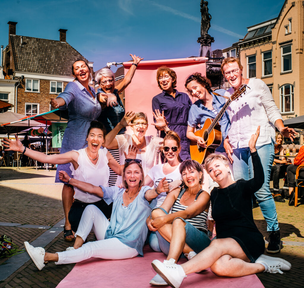 Foto van groep mensen op een roze loper. De roze loper is één van de terugkerende elementen tijdens de iktoonmaand,.