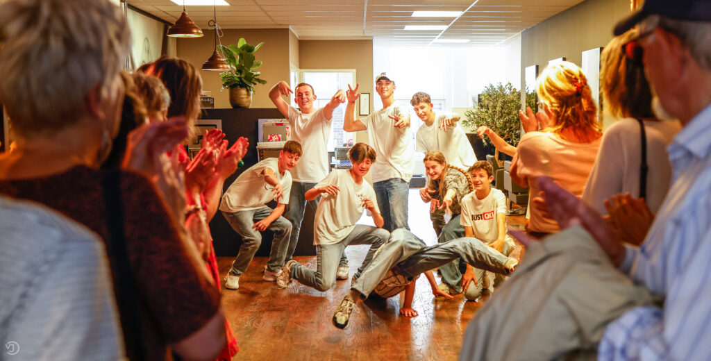 Foto van Breaksquad aan het einde van een optreden. Breaksquad is een groep getalenteerde jongen breakdancers uit Gorinchem en omgeving.