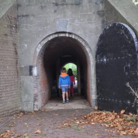 Kinderen lopen door de Poterne.
