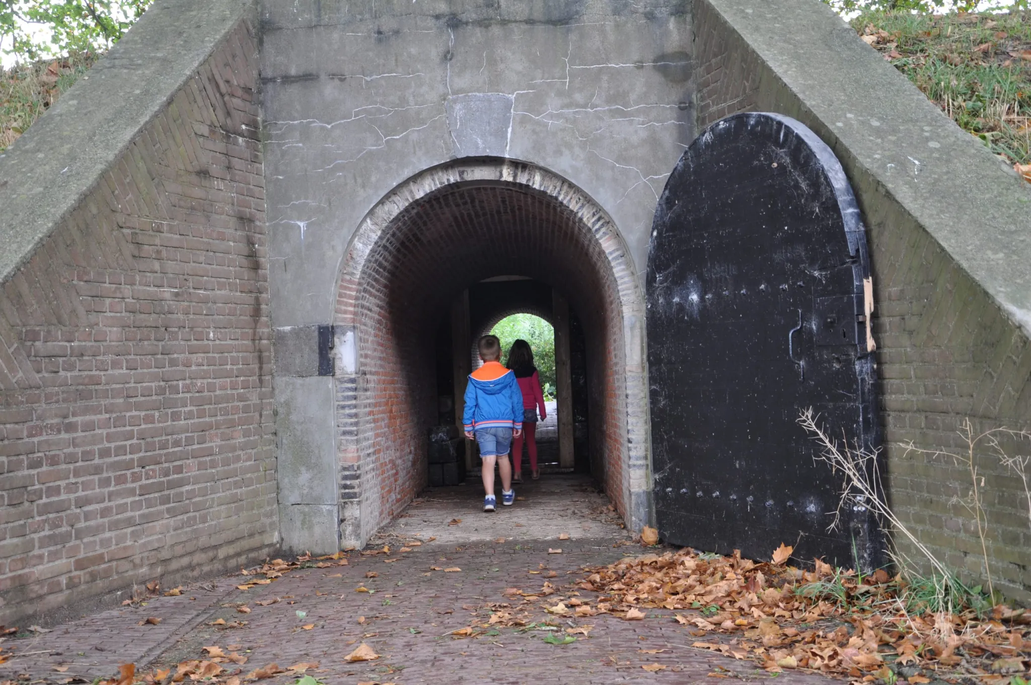 Kinderen lopen door de Poterne.