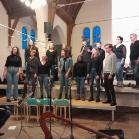 Koor 'Vocals' zingt in de kerk.