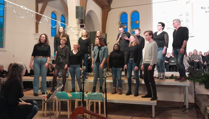 Koor 'Vocals' zingt in de kerk.