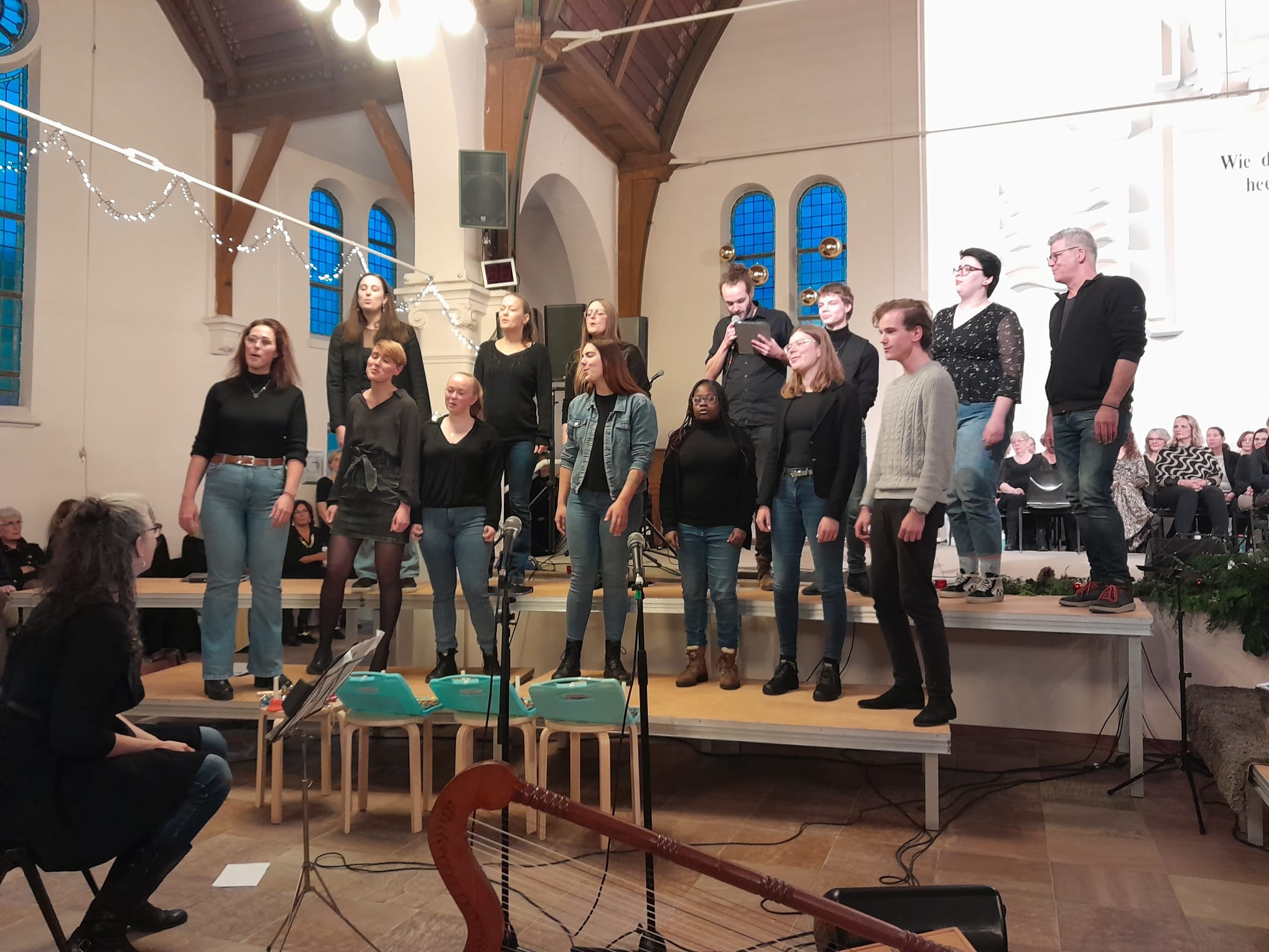 Koor 'Vocals' zingt in de kerk.