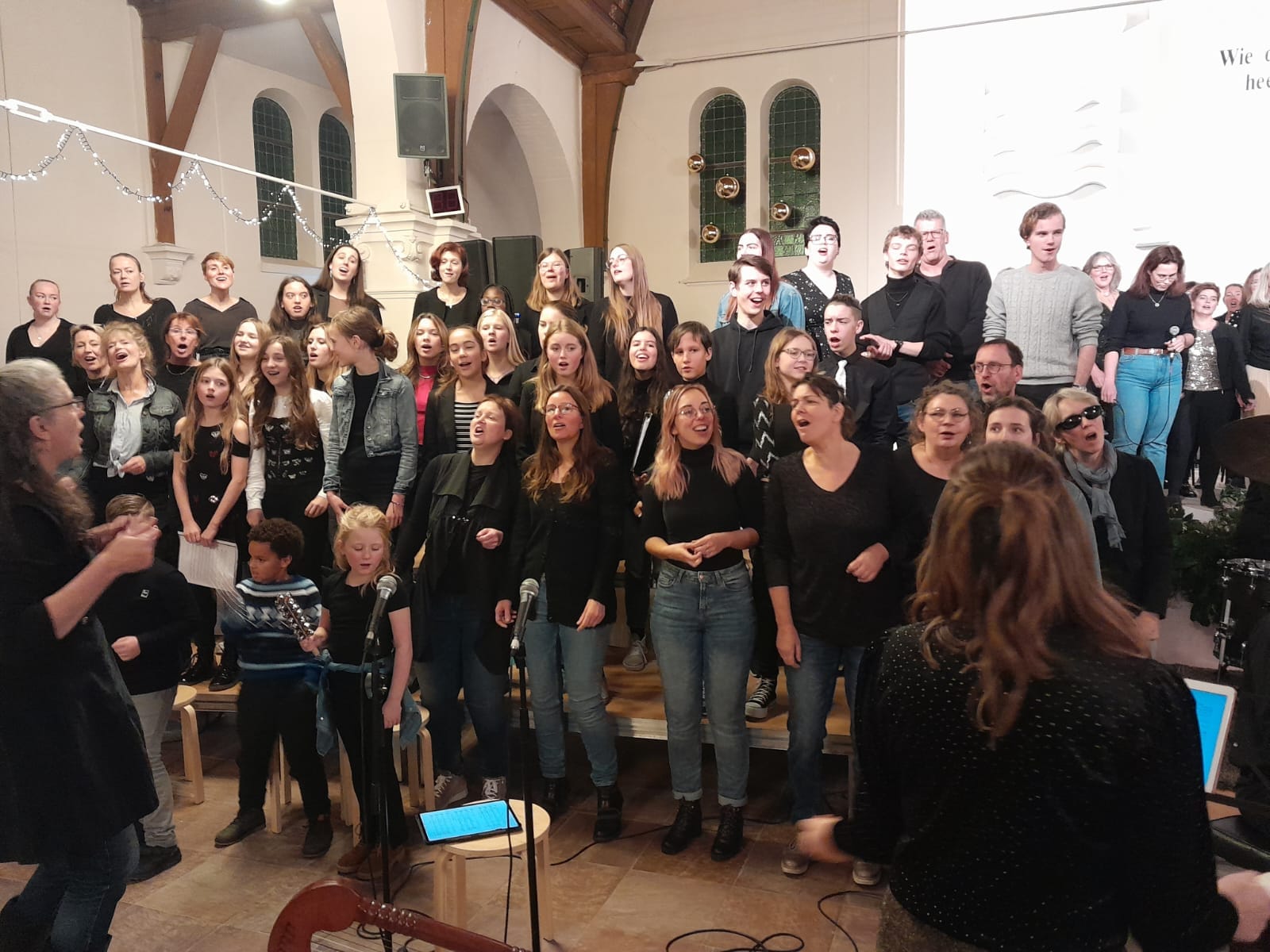 Volwassenen aan het zingen in de kerk.