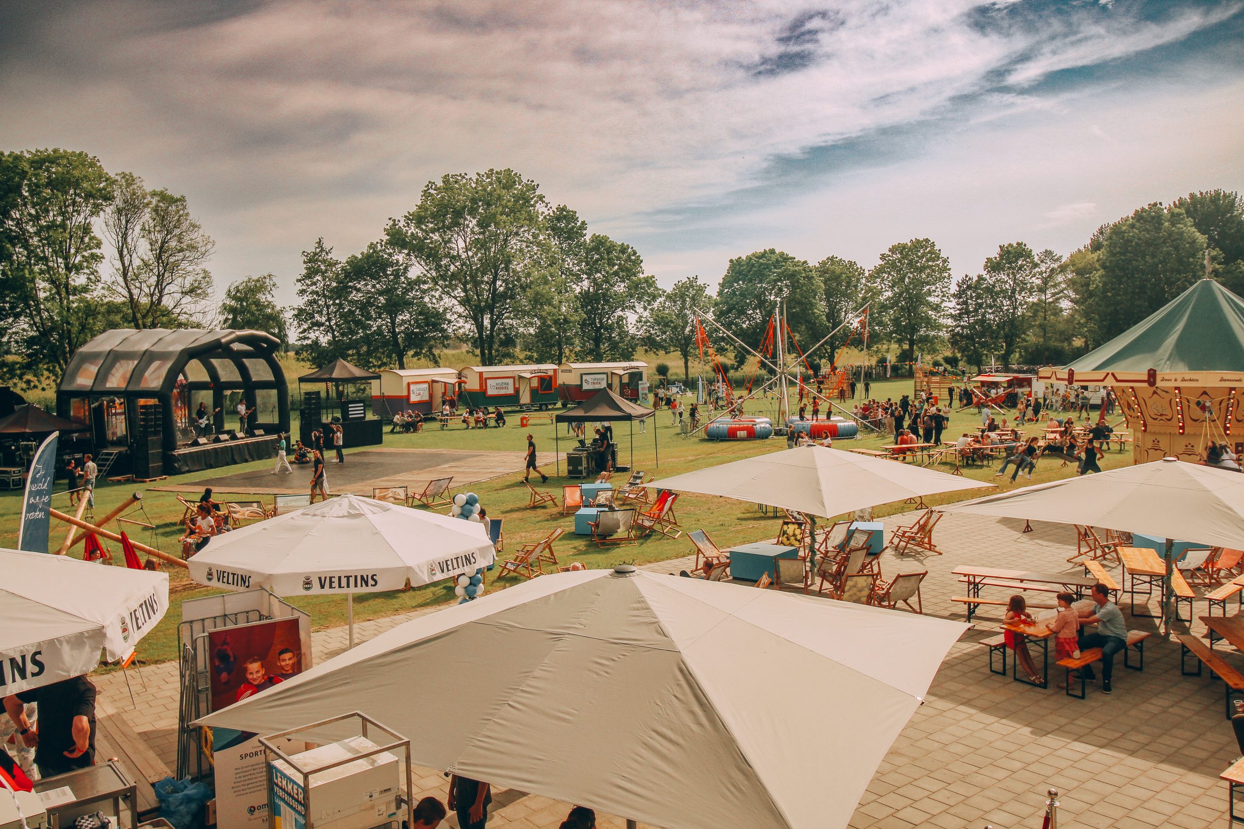 festivalterrein met tenten.