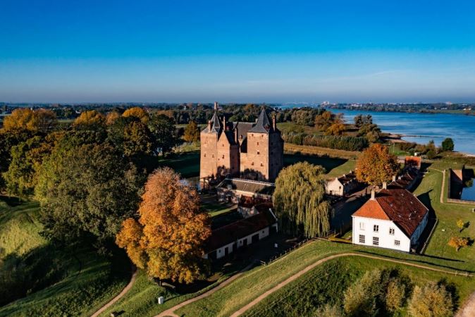 Luchtfoto Slot Loevestein foto Jelte Keur