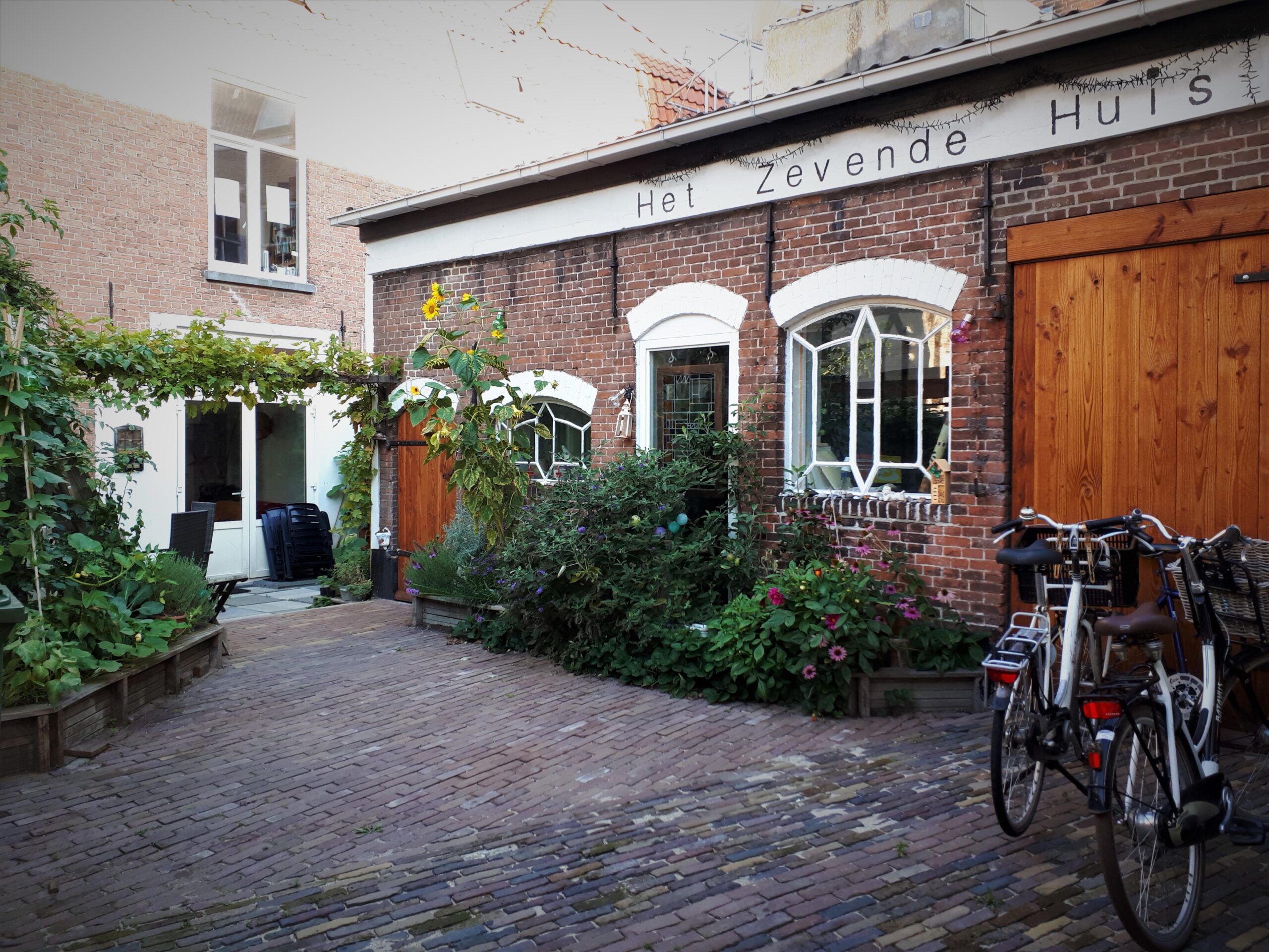 In de tuin van Het Zevende Huis.