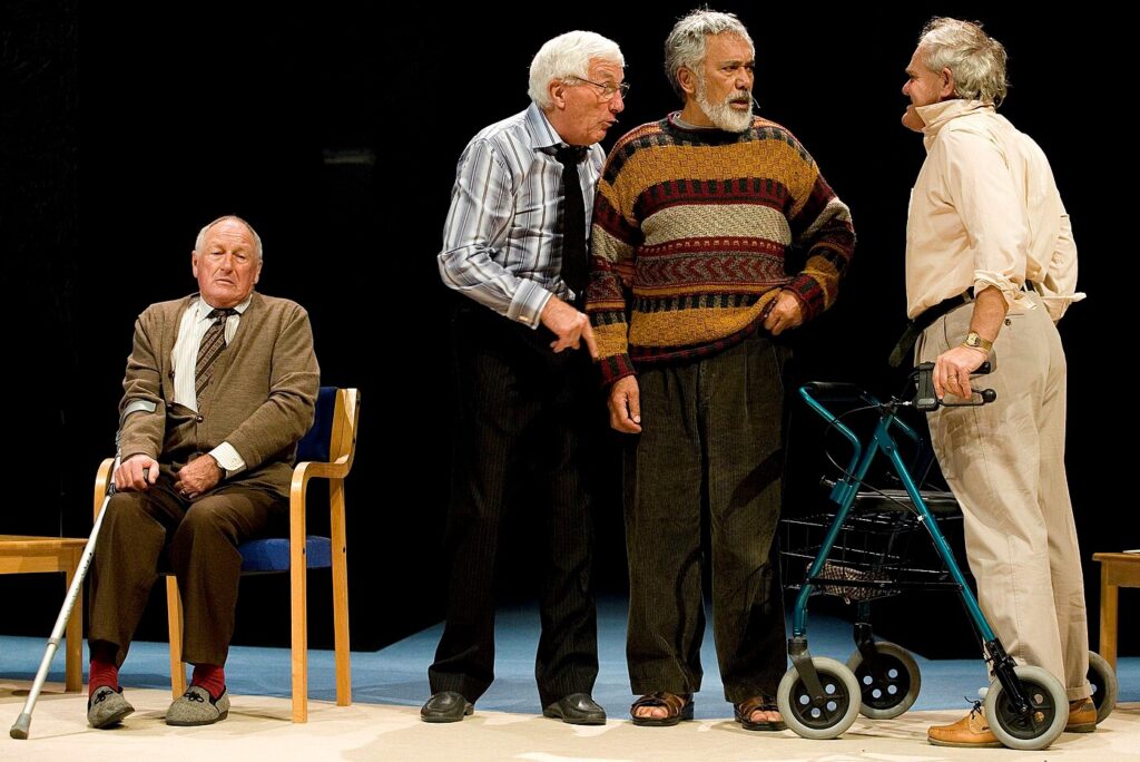 Vier heren op leeftijd in een toneelstuk.