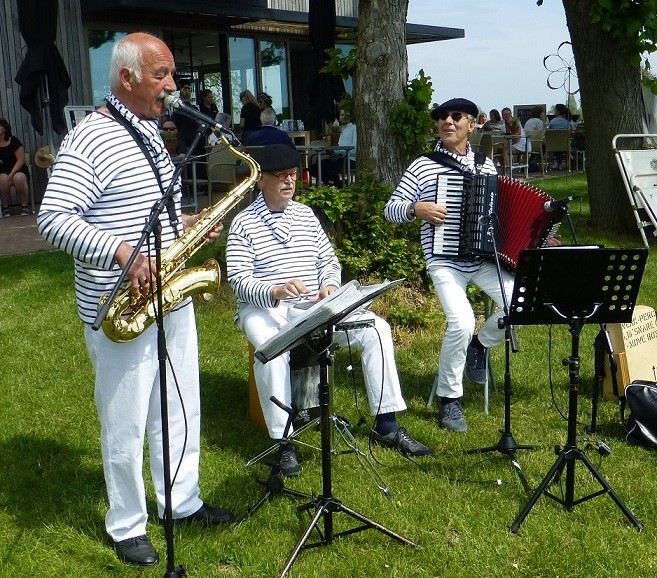 Muzikaal optreden in de buitenlucht.