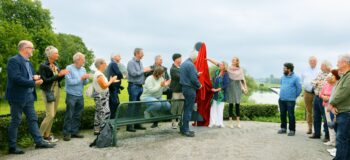 Foto van Wethouder Attie Mager heeft de VR-palen geopend en nam als eerste een kijkje in de Virtual Reality-paal bij de Dalempoort op de vestingwal.