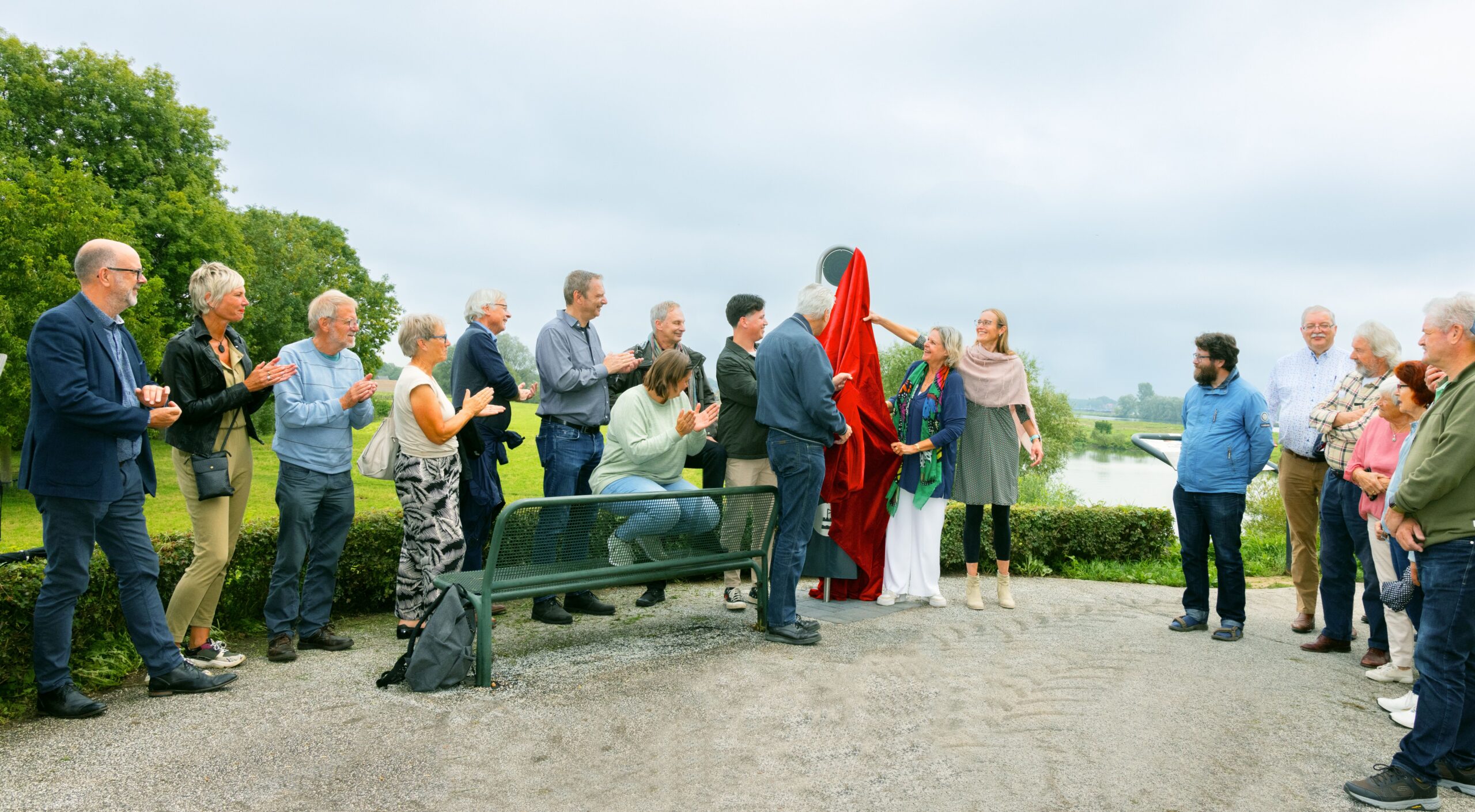 Foto van Wethouder Attie Mager heeft de VR-palen geopend en nam als eerste een kijkje in de Virtual Reality-paal bij de Dalempoort op de vestingwal.