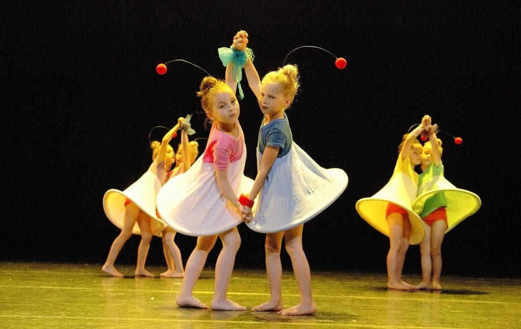 Foto van 2 dansende meisjes op een podium