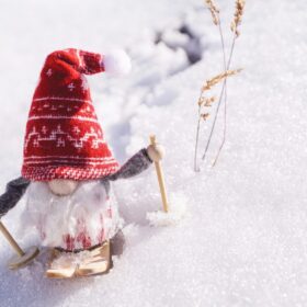 Afbeelding van een poppetjes op skies op nepsneeuw