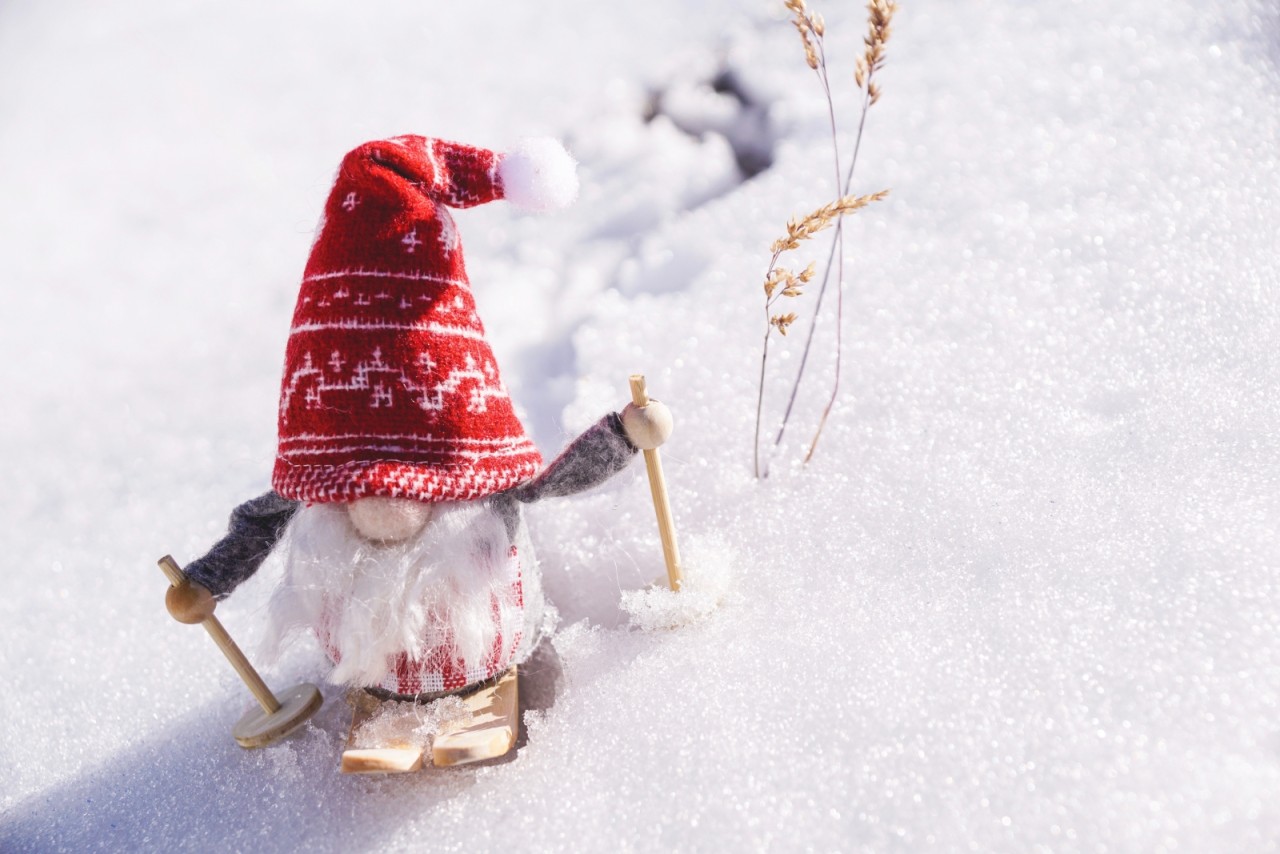 Afbeelding van een poppetjes op skies op nepsneeuw