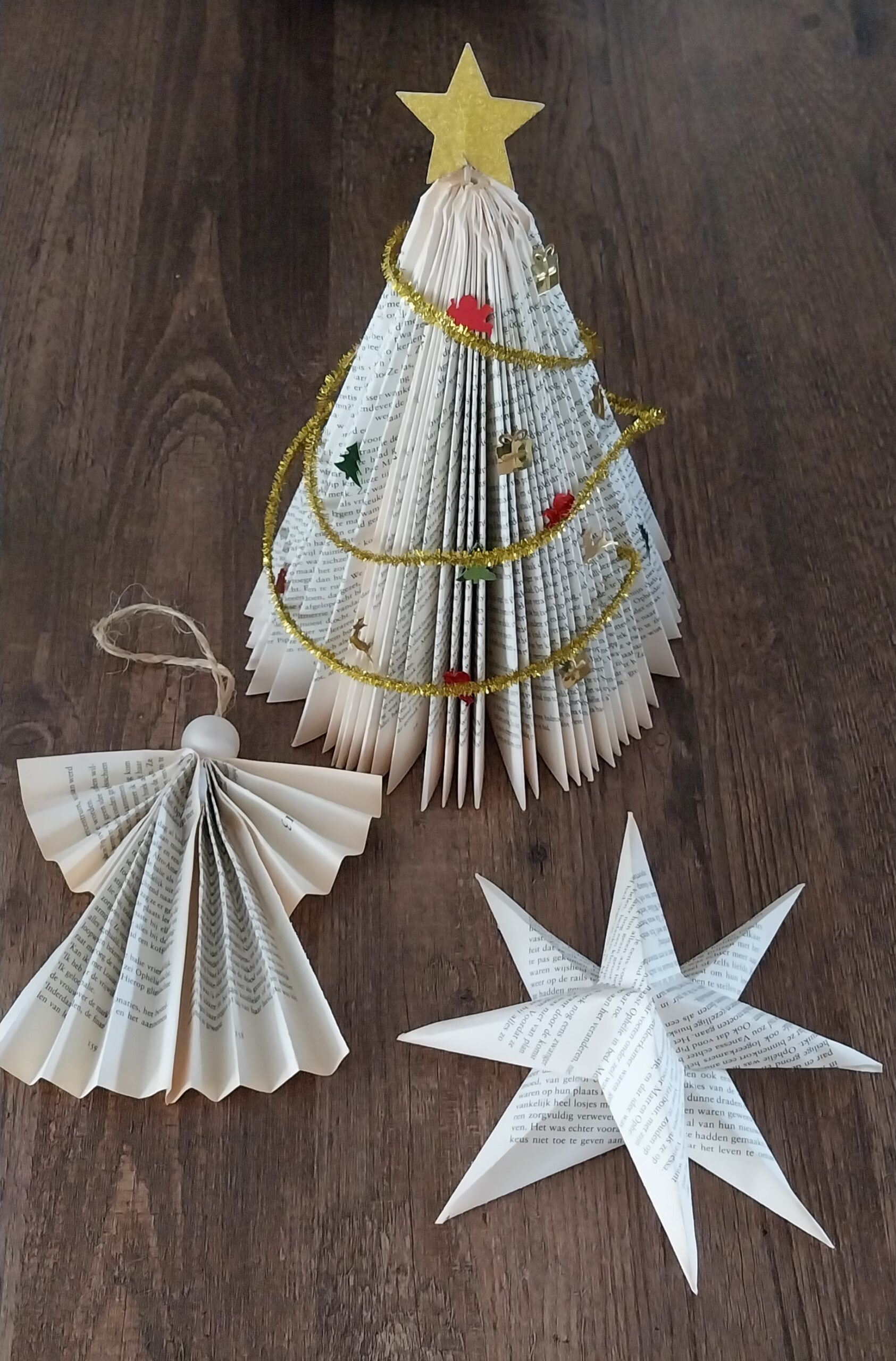 Kerst knutselen met oude afgeschreven boeken