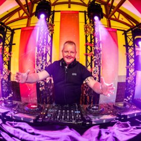 Foto van DJ bij een draaitafel