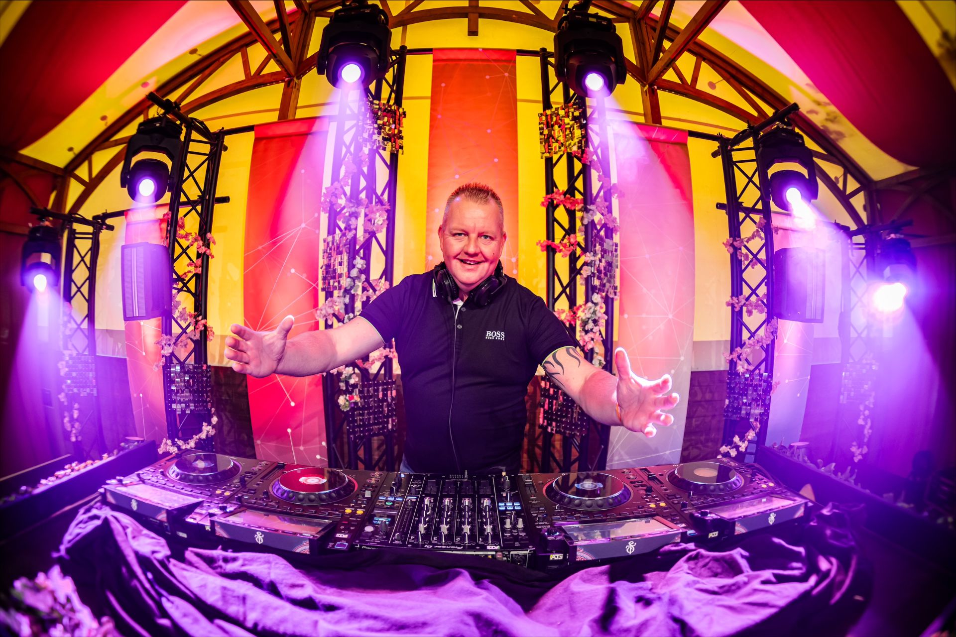Foto van DJ bij een draaitafel