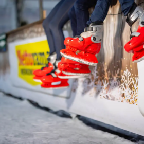 Foto van rode schaatsen