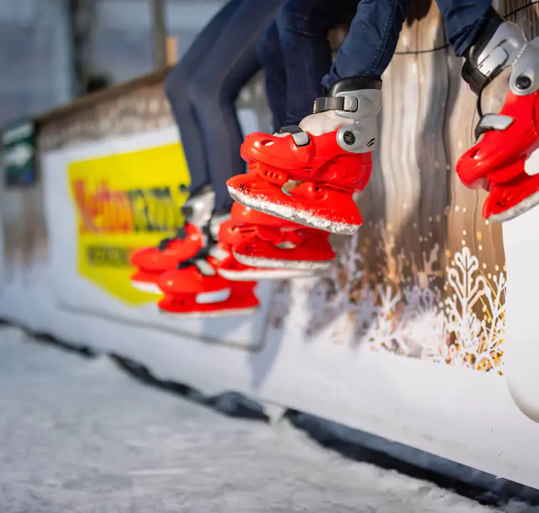Foto van rode schaatsen
