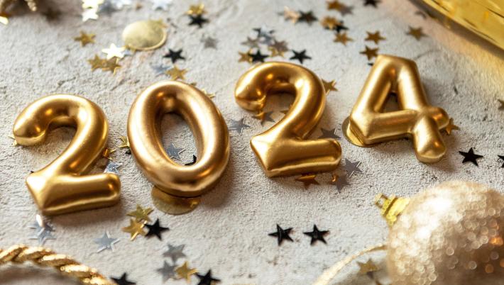 Foto van gouden balloncijfers met de cijfers 2024