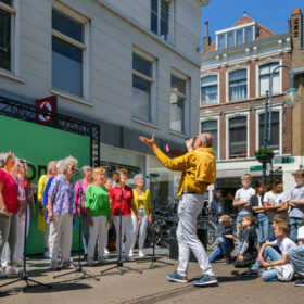 zingende dames op straat