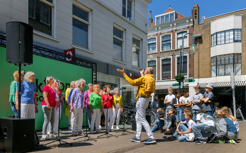 zingende dames op straat